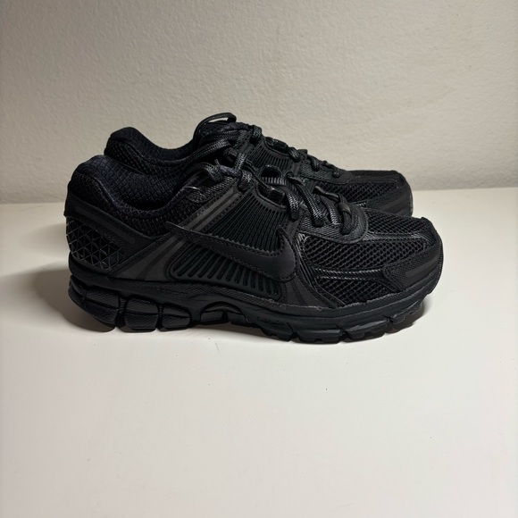 NEW NIKE Air Zoom Vomero 5 Triple Black Mens Size 4